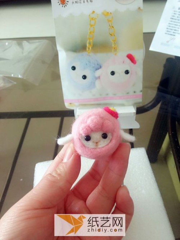 Cute little sheep handmade DIY gift made by Wool Felt Poke Le