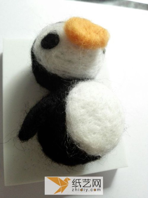 Tutorial on how to make wool felt little penguin dolls. Make a pair and it will be a Valentine’s Day gift.