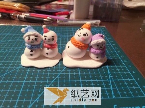 For Christmas gifts, you can make a small snowman out of ultra-light clay