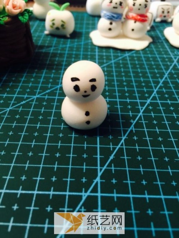 For Christmas gifts, you can make a small snowman out of ultra-light clay