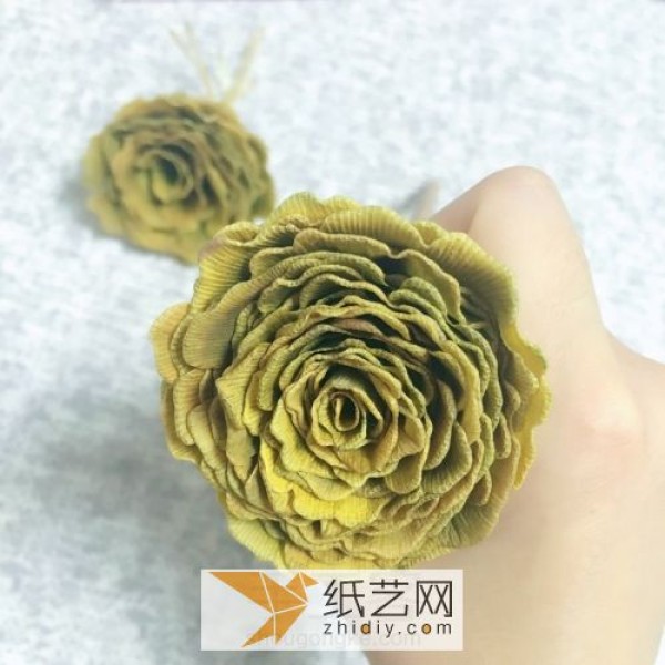 The smell of autumn: Dried roses made from waste ginkgo leaves