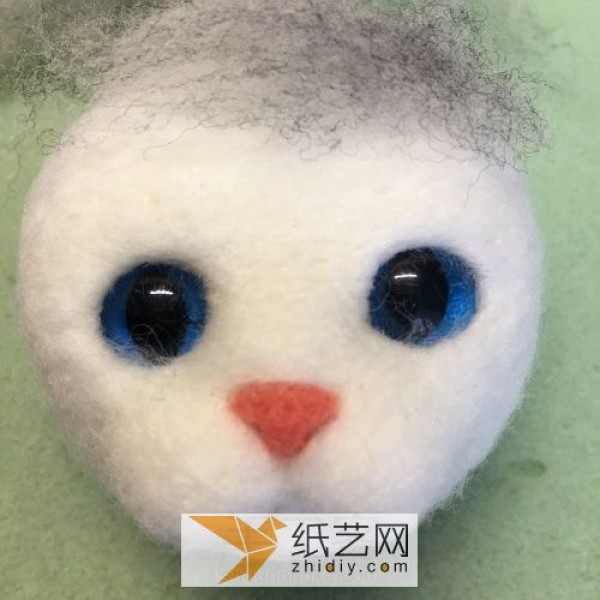 Tutorial on how to make a kitten using wool felt poking fun with an innocent face. Use it as a New Year’s gift in the New Year.