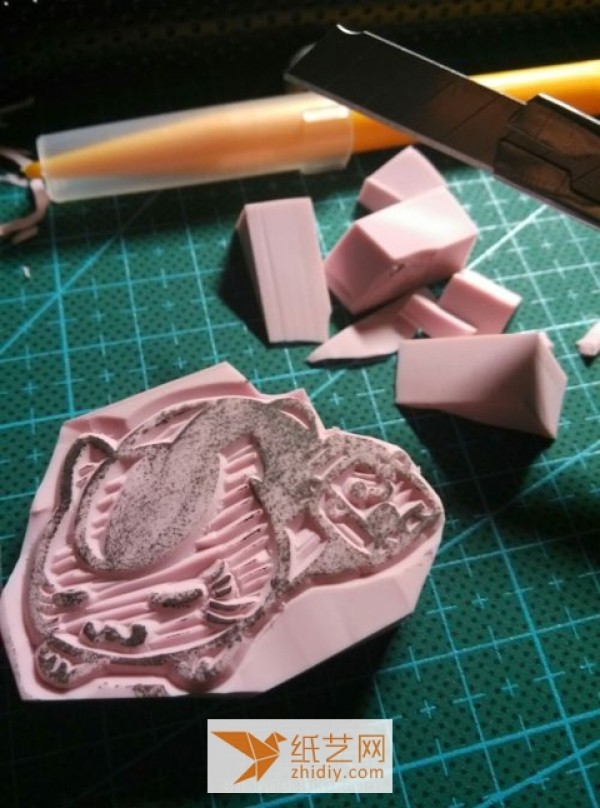 Tutorial on how to make a cute kitten rubber stamp for a novice and decorate the ledger with a seal