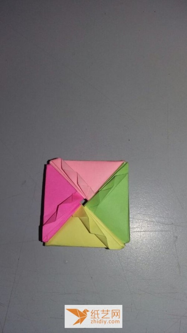 Tutorial on how to make a four-color origami gift box with a lid. It’s a great gift box for Teacher’s Day.