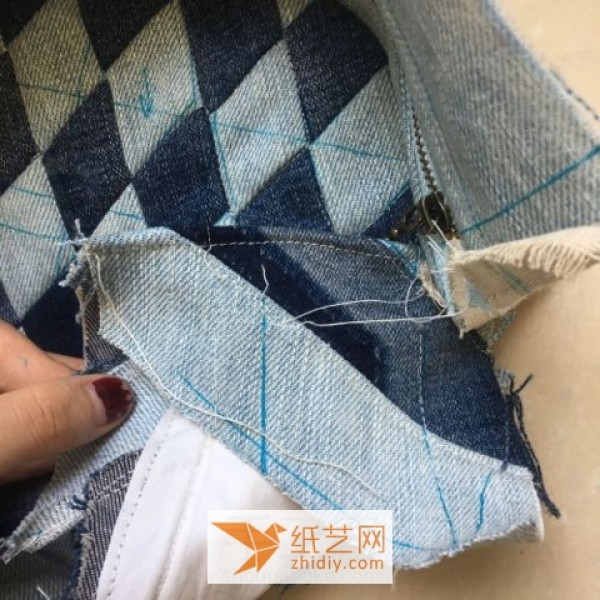 Tutorial on how to make a beautiful clutch bag as a New Year gift by turning jeans into treasure