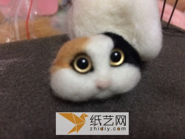 A beautiful little cat head made of wool felt. Complete illustrated tutorial of handmade wool felt.