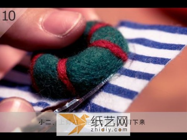 Tutorial on how to make a Christmas-style wool felt brooch. Poke Le is so domineering.