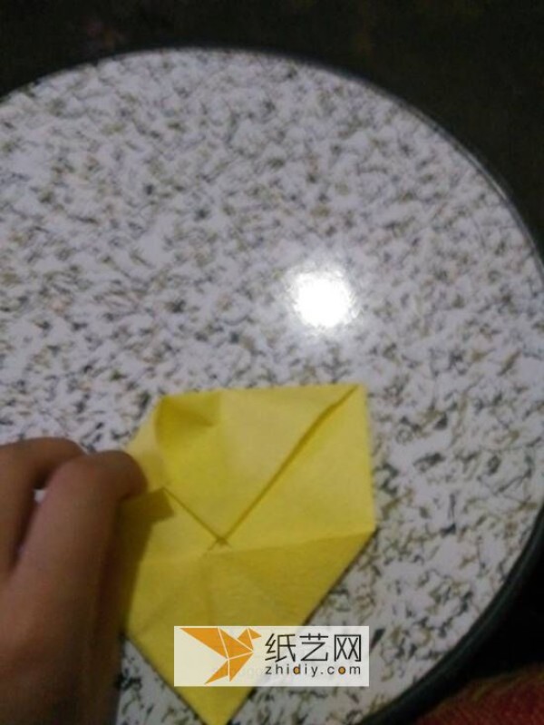 A tutorial on how to make origami lotus flowers for children in just one step