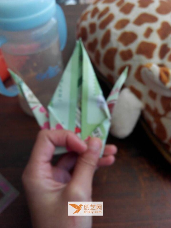 Tutorial on folding paper cranes using promotional paper to turn waste into treasure