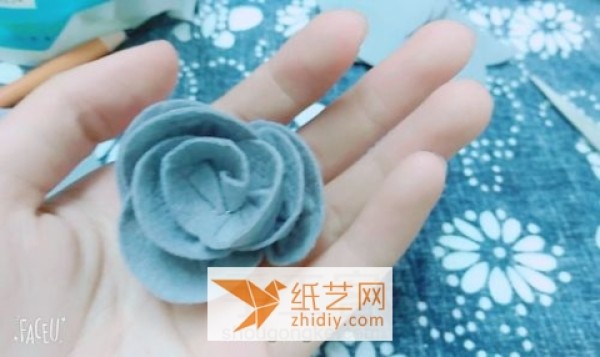 Illustrated tutorial on how to make handmade non-woven roses