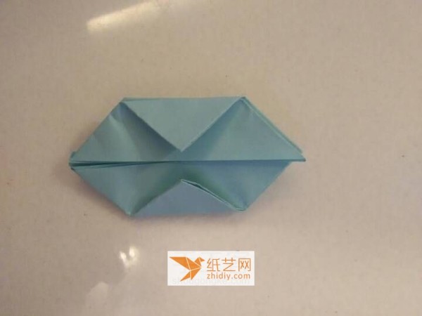 This is a tutorial for making origami balloons with wings. You can use them on Valentine’s Day.