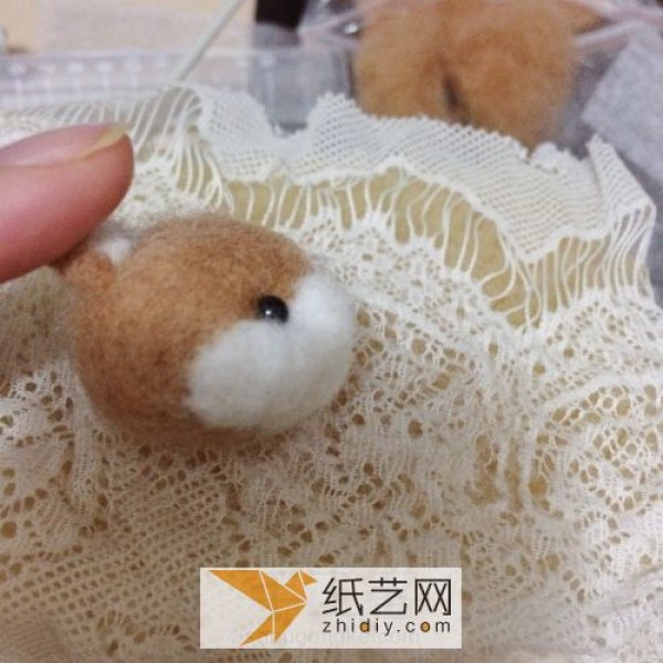 Illustrated tutorial on how to make a cute little Shiba Inu wool felt doll as a New Year gift