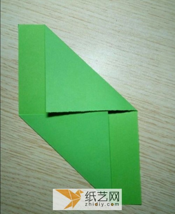 Illustrated tutorial on fancy envelope origami. How to fold letter paper so that it looks nice and interesting.