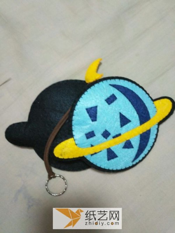 Detailed tutorial on making a space-themed key bag with non-woven fabric