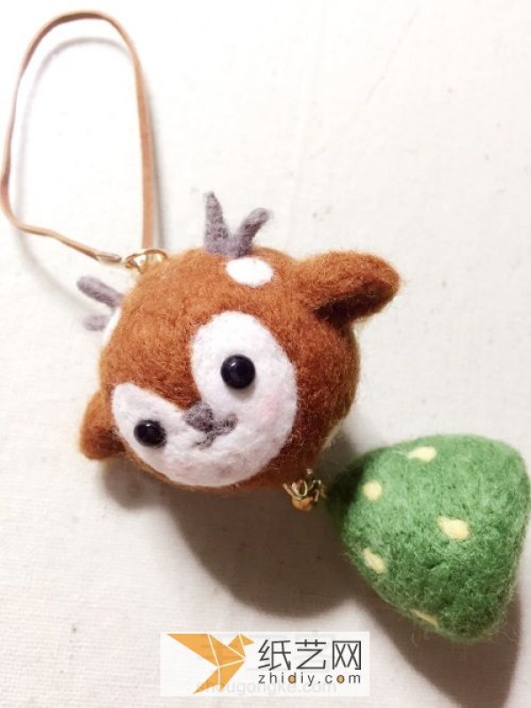 Tutorial on how to make a deer hanging ornament made of wool felt. Everyone loves this beautiful New Year gift.