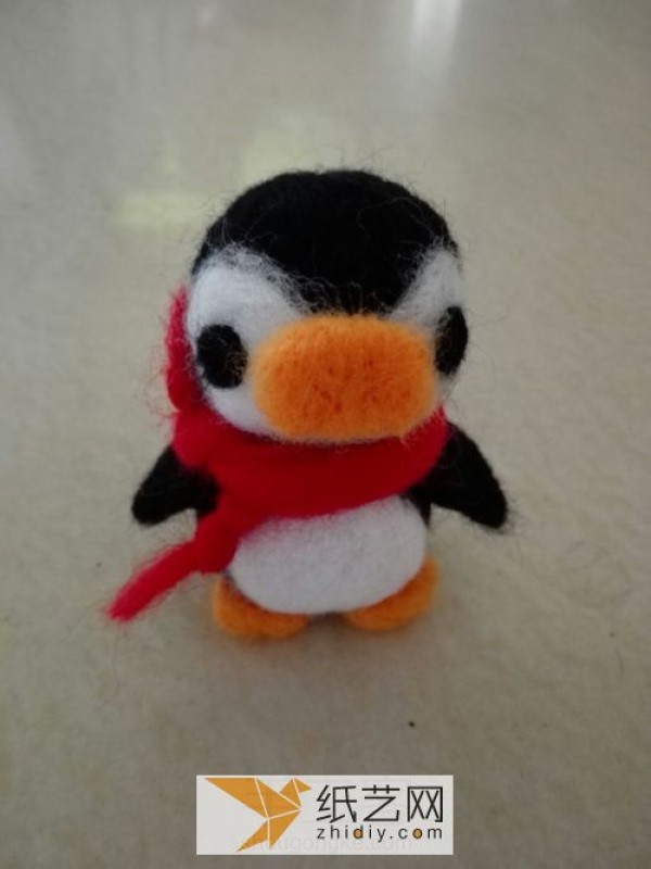 Tutorial on how to make wool felt little penguin dolls. Make a pair and it will be a Valentine’s Day gift.