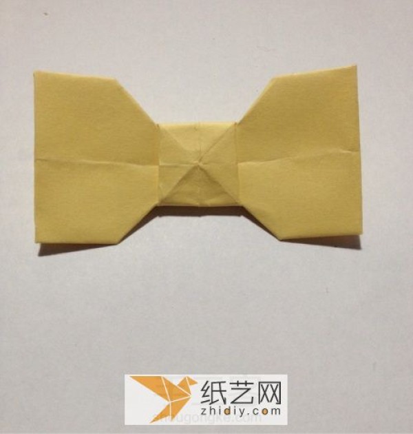 Origami bow tie making tutorial for childrens handmade origami. Small decoration on Fathers Day greeting cards.