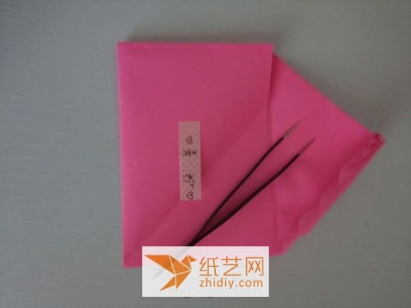 Tutorial on making origami envelopes with origami leaves, great for holding Teacher’s Day greeting cards