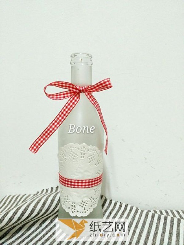 Turn waste into treasure by transforming wine bottles into small decorations at home