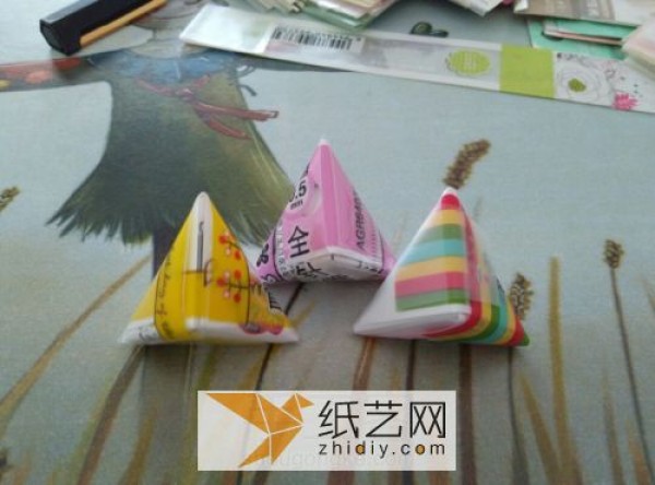 Childrens handicrafts for Dragon Boat Festival. The accumulated gel pen refill packaging bags are turned into treasures and transformed into cute little rice dumplings.