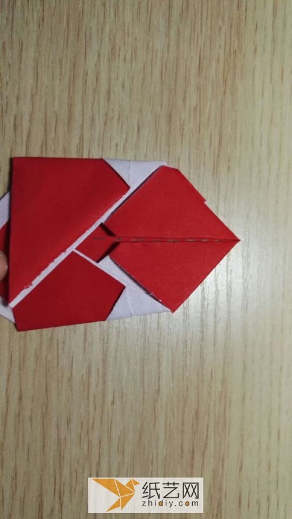 Real shot of how to make an origami Santa Claus that is simple and easy for children to learn