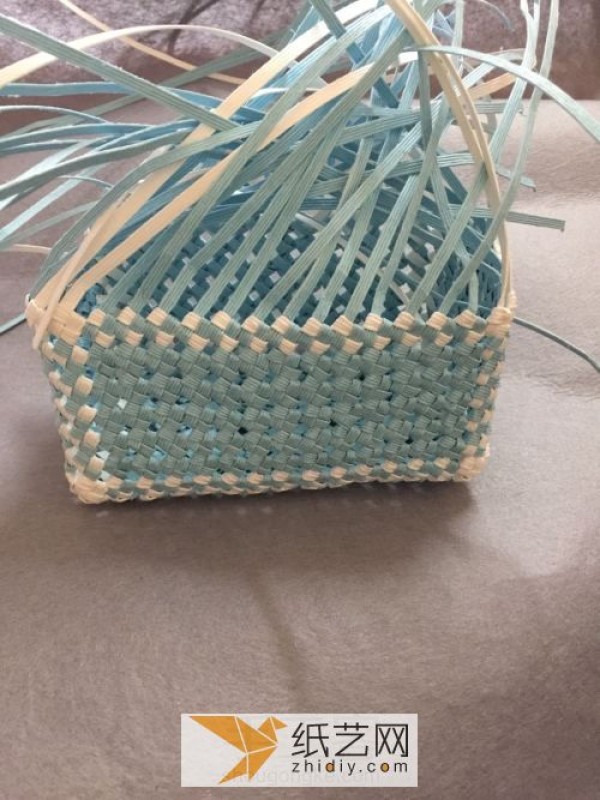 Use the knitting method to make tissue boxes. Illustrated tutorial on hand-knitting a storage box.