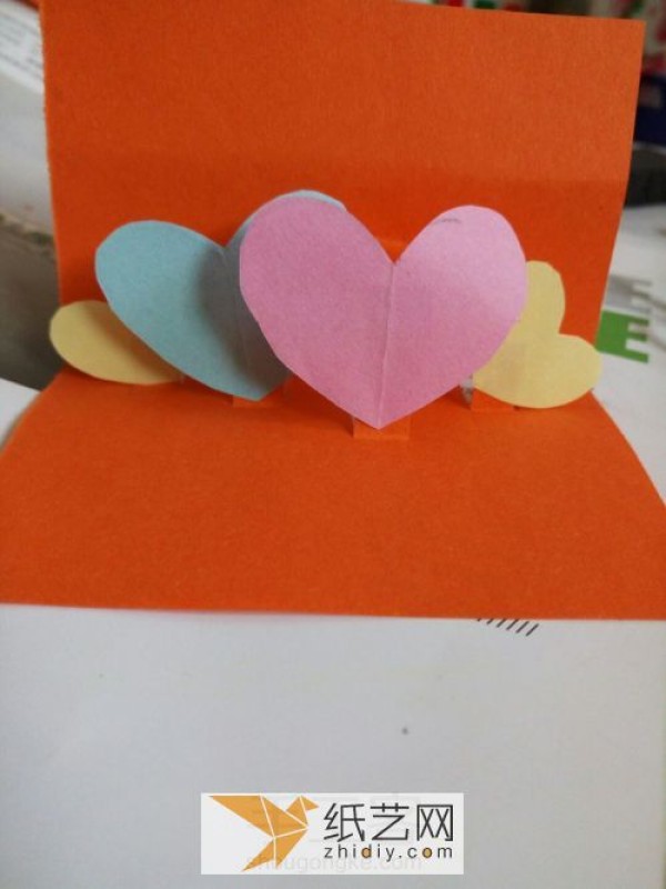 Handmade DIY production of Chinese Valentines Day love greeting card three-dimensional greeting card. It can be regarded as an exploding box mechanism.