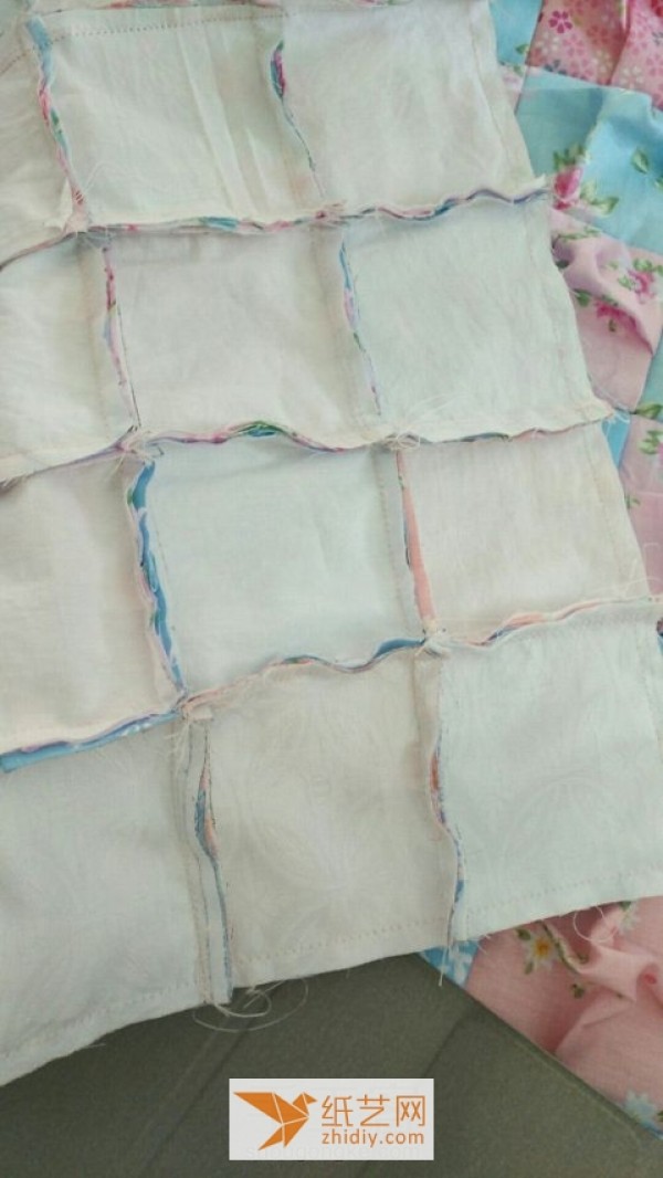 DIY tutorial teaches you how to make a fluffy effect fabric mat