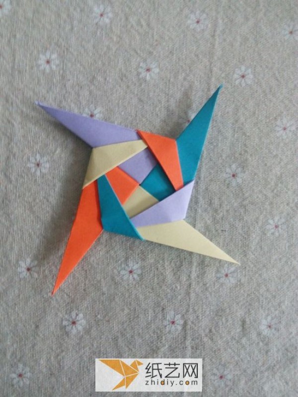 Illustrated tutorial on origami darts How to make origami toys for children