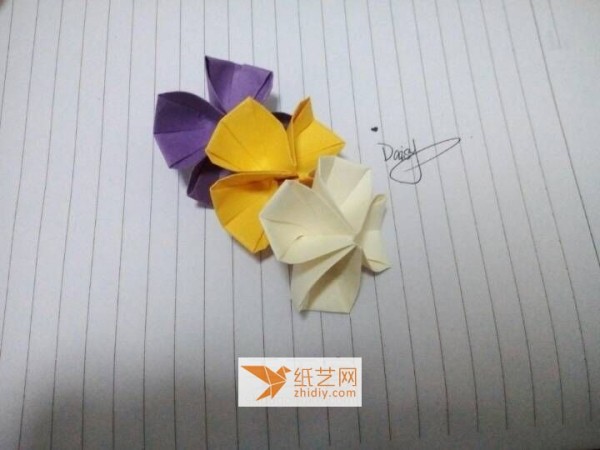 Simple origami four-leaf clover making tutorial for children