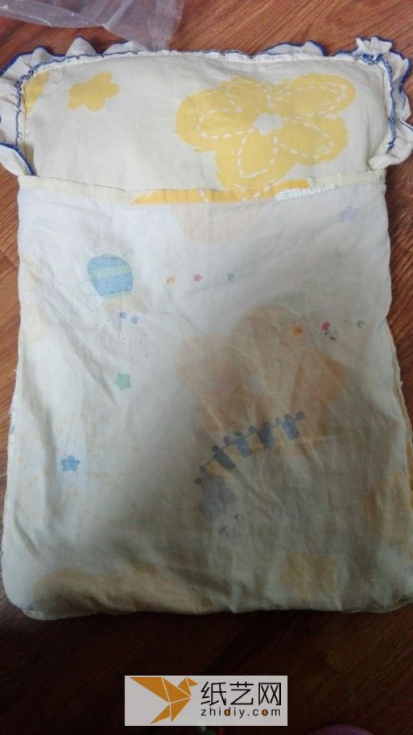 Tutorial on how to transform old pillowcases into doll sleeping bags