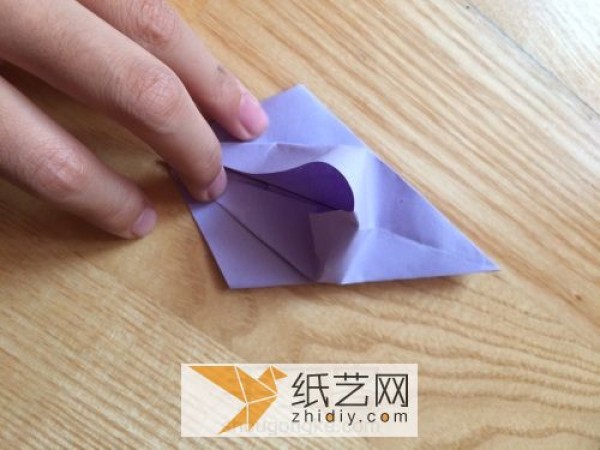 How to make origami lilies, the eternal flower. Real photos and illustrations of how to fold handmade lilies.