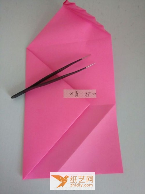 Tutorial on making origami envelopes with origami leaves, great for holding Teacher’s Day greeting cards