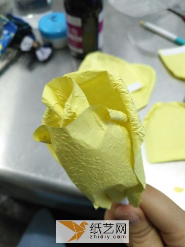 A simple way to make paper roses by hand