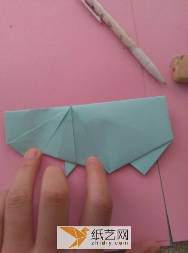 A complete illustrated tutorial on origami hippopotamus teaches you step by step how to make three-dimensional origami animals