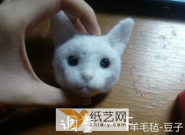 Tutorial on how to make a wool felt poke kitten, and then make it into a mobile phone chain, which is a Teacher’s Day gift