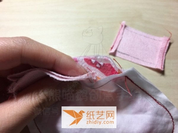 How to make a bunny-shaped fabric coin purse as a Christmas gift?