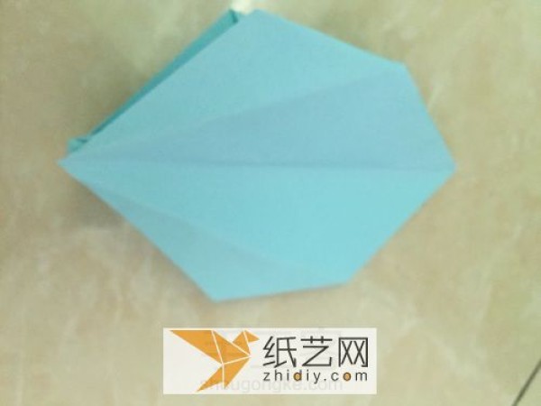 How to make three-dimensional origami tulips. Illustrated tutorial teaches you how to DIY three-dimensional paper flowers.