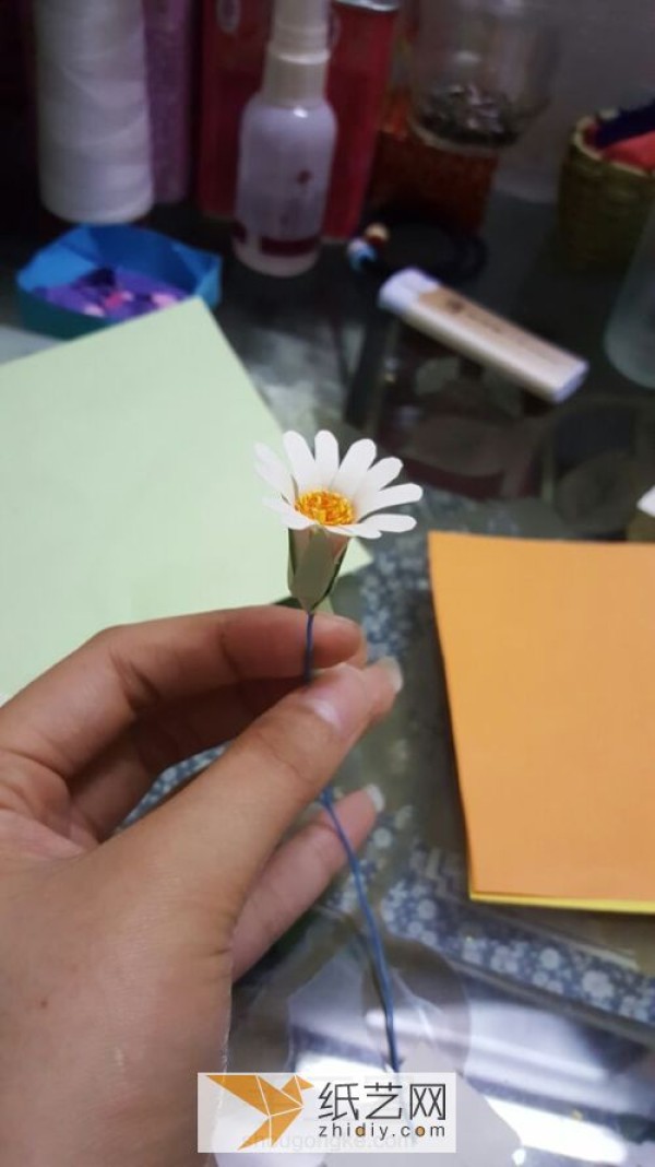 Tutorial on making small chrysanthemums out of quilled paper How to make paper flowers using quilled paper