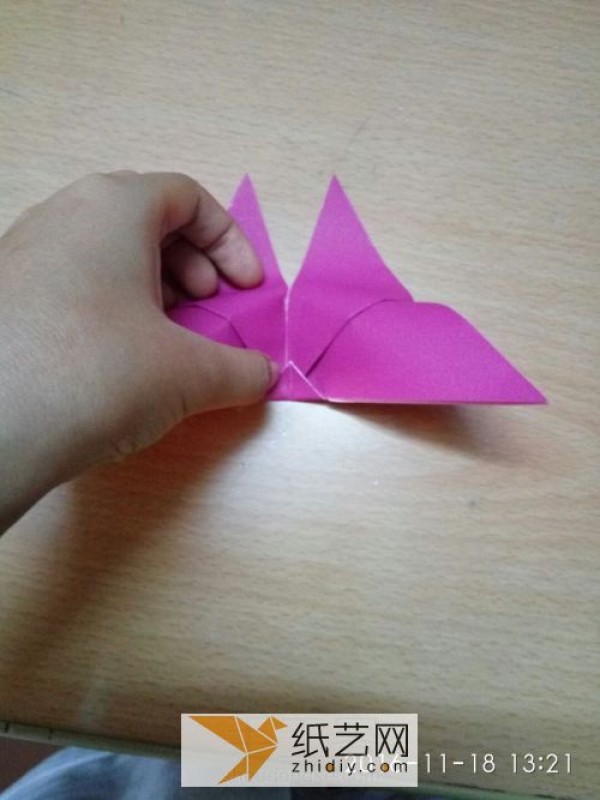 How to make a three-dimensional origami butterfly. Teach you step by step how to fold a three-dimensional origami butterfly.