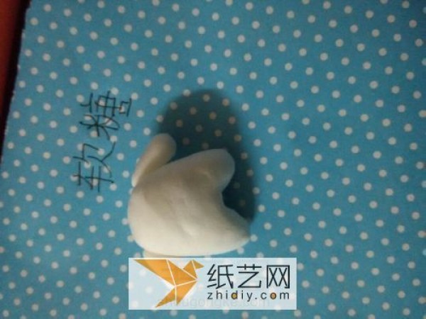 Illustrated tutorial on how to make long grass dumplings with clay. How to make creative cartoon dolls with clay.