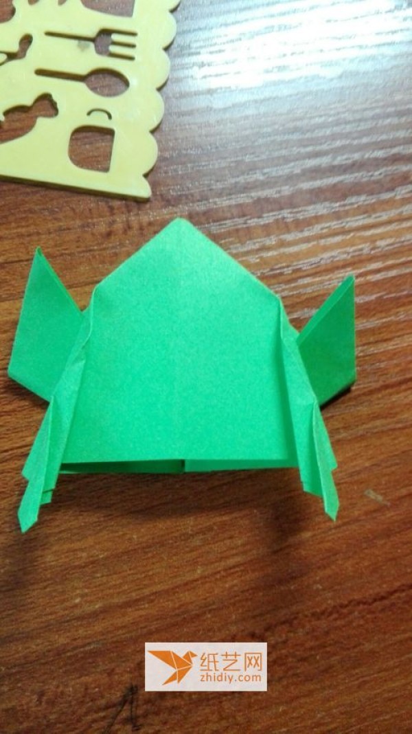 Kindergarten origami jumping frog