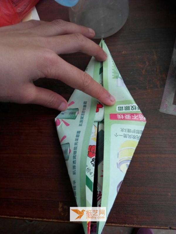 Tutorial on folding paper cranes using promotional paper to turn waste into treasure