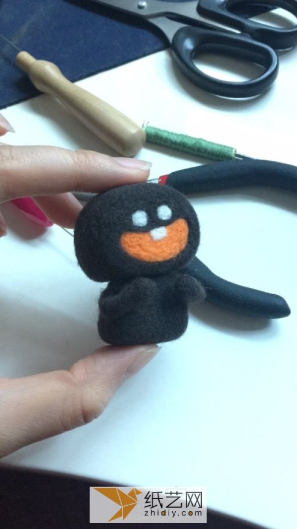 An illustrated tutorial for making a wool felt emoticon bag. Creative emoticon bags made of wool felt.