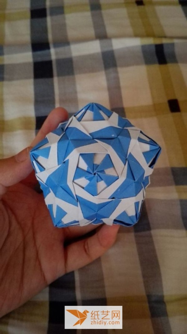 How to make diamond origami bouquets to serve as handmade lanterns during the Lantern Festival