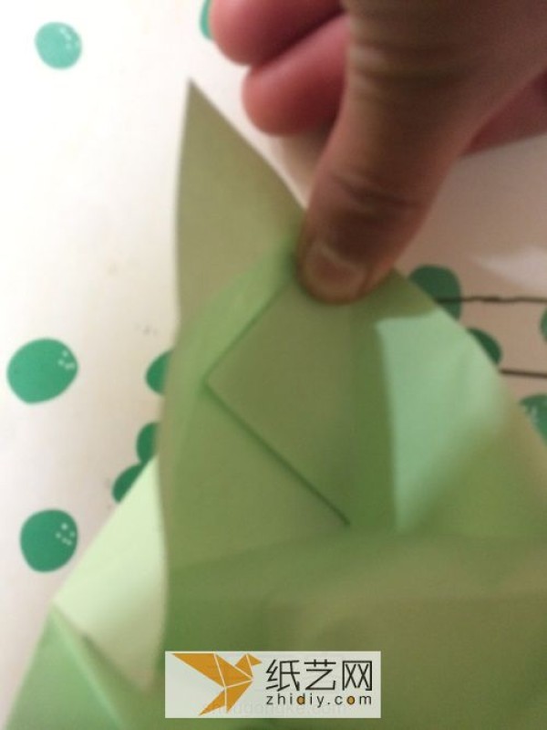 Teach you how to use waste paper to make a mobile phone holder that does not block the screen