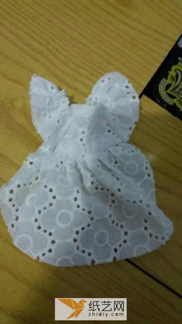 Tutorial on making a fabric apron for a doll