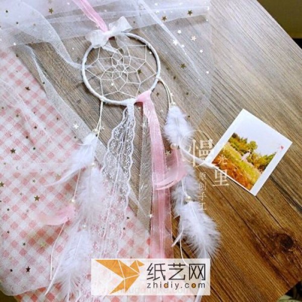 Princess style dream catcher weaving tutorial to give your room a touch of girly pink for the New Year