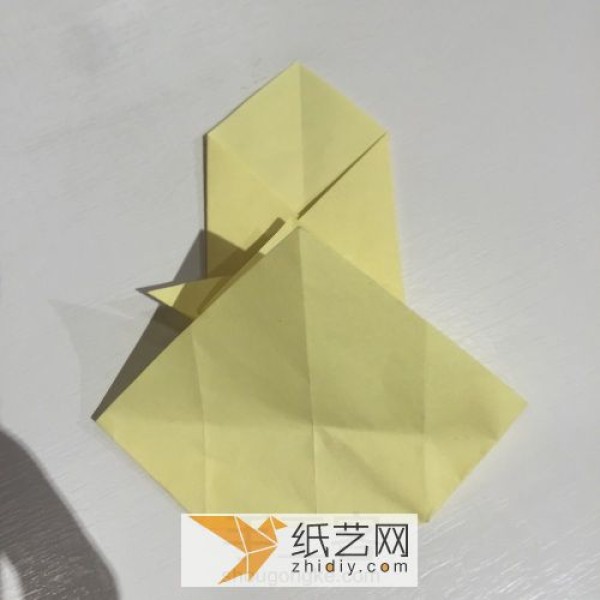 Illustrated tutorial for origami chicken red packets for the Year of the Rooster. How to fold the New Year red envelope by hand.