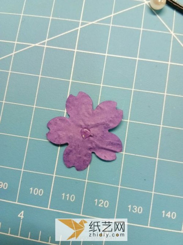 Tutorial on original handmade paper flower hairpins and headbands, including how to fold origami bows